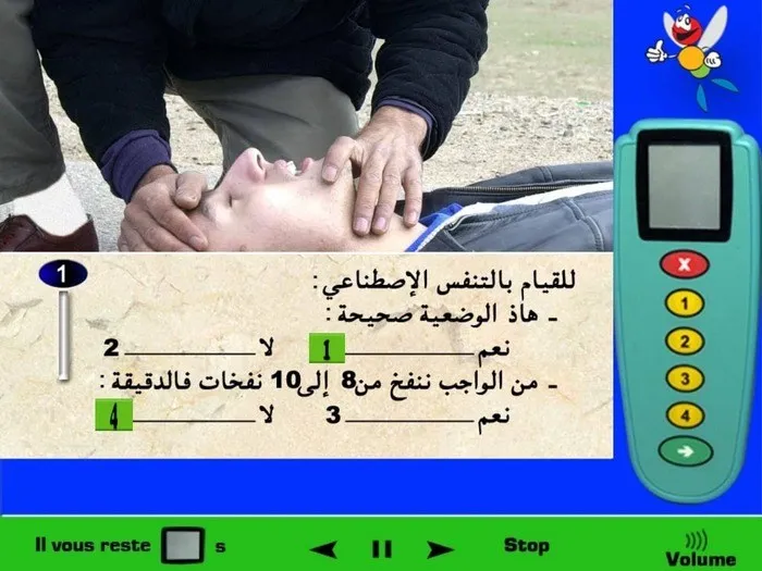 أولا التّنفس الاصطناعي هي�&nbsp;أي�&nbsp;طريقة�&nbsp;لمساعدة أو تحفيز عملية التنفس ويجب على كل سائق معرفة طريقة عملها، بالنسبة للوضعية الظّاهرة في الصورة فهي وضعية صحيحة للقيام بتنفّس اصطناعي، بالنسبة لعدد النّفخات فنقوم بنفخ من 12 إلى 15 لنفخة في الدقيقة بالنسبة للناس الكبار ومضاعفة عدد النفخات بالنسبة للصغار.