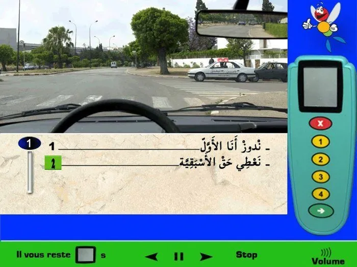 سيارة الشّرطة في مهمّة وهذا واضح من خلال ضوء التّنبيه بالأحمر الذي يشتغل فوقها، عندما تكون سيارة الشّرطة في مهمّة إستعجالية فالأولوية لها دائما. إذن في هذه الحالة سوف أعطي حق الأسبقية لسيّارة الشرطة بالمرور أوّلا.