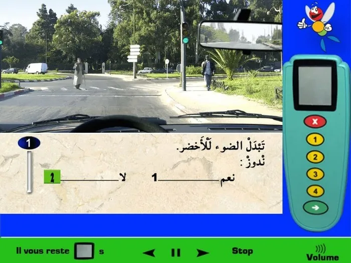 في حالة تواجد راجل في ممر الراّاجلين والضوء أخضر فيجب عليّ إنتظار الراجل لكي يقوم بالمرور وبعد ذلك يمكنني المرور بعد ذلك، لأنه لو قمت بالمرور الان فسوف أصطدم بالراجل. لذلك في هذه الحالة لا أقوم بالمرور الان.