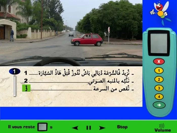 نتواجد قرب ملتقى الطّّرق، السيارة الحمراء يجب عليها إعطاء حق الأسبقية للعربات القادمة من اليمين واليسار بما أنه لديها علامة قف. في هذه الحالة بما أن السيّارة الحمراء قامت بمخالفة فلا يمكنني الزّيادة في السّرعة والمرور قبلها لأنه يوجد خطر الإصطدام بها، وبما أنّني أتواجد داخل المجال الحضري فلا يمكنني إستعمال المنبّه الصوتي إلّا في حالة الخطر والضّرورة. إذن القرار المنطقي في هذه الحالة هو الإنقاص من السّرعة.