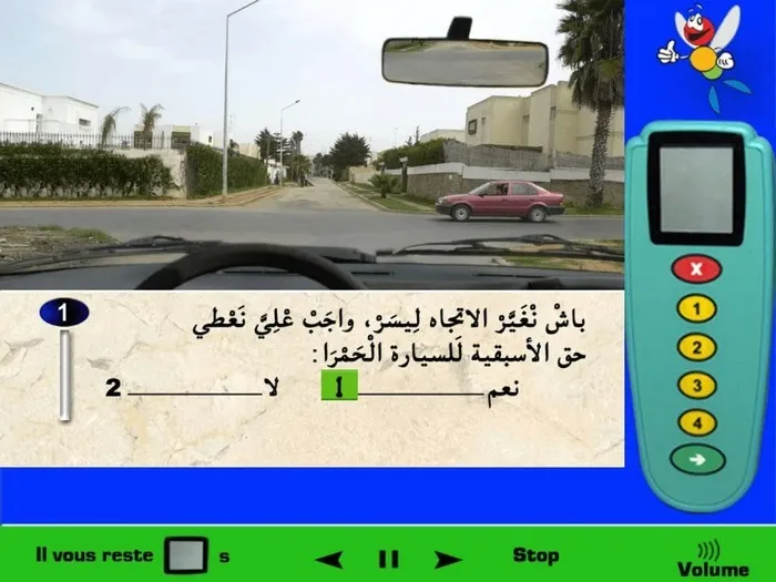 نتواجد قرب ملتقى طرق، ولا توجد علامات طرقية تنظّم حركة السّير في هذا الملتقى إذن سوف نقوم بتطبيق القاعدة العامة لملتقيات الطّرق وهي الأسبقية للعربات القادمة من الجهة اليمنى. إذن في هذه الحالة لكي أقوم بالإنعطاف على اليسار فيجب عليّ إعطاء حق الأسبقية للسيّارة الحمراء لأنها تتواجد على اليمين والأسبقية لها.