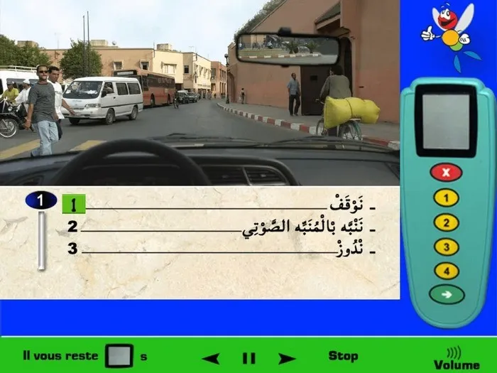 الراجلين مندمجون في ممر الرّاجلين يعني الأسبقية لهم ويجب عليّ الوقوف وإعطائهم حق الأسبقية في المرور أوّلا. (المنبّه الصوتي ممنوع على الرّاجلين، ولا يمكنني المرور لأن الأسبقية للرّاجلين في ممر الرّاجلين).